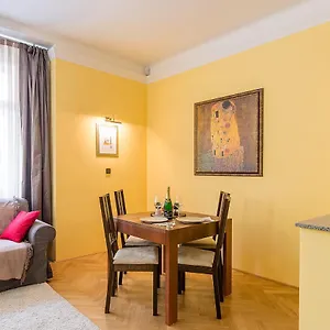 In Heart Of - 2br 2ba Elegant Downtown Prague